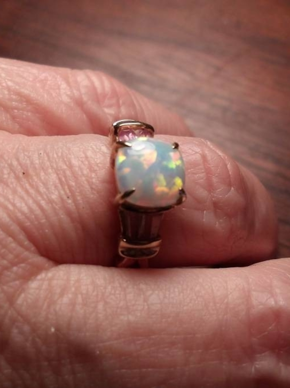 10K Gold Ring with Iridescent Opal Showing Red and Green Flashes - Picture 2 of 7